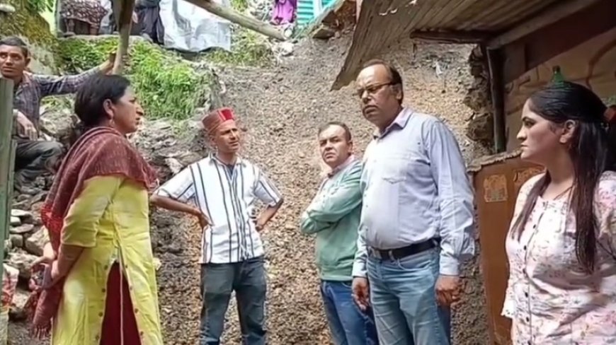 मसूरी में देर रात बारिश का कहर, गरीब बस्ती में घुसा मलबा, एक घर तबाह, तीन खतरे की जद में, बाल-बाल बचे बच्चे। 