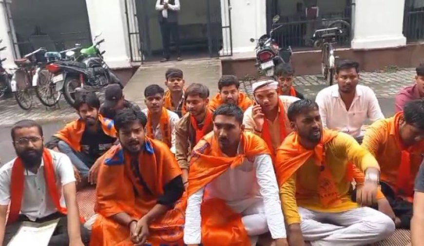 Ballia : निजी स्कूलों में मनमाने ढंग से शुल्क वृद्धि लेकर ABVP का प्रदर्शन