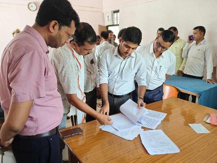 सवायजपुर एसडीएम मयंक कुंडू ने चार्ज संभालते ही तहसील की सफाई व्यवस्था जांची, गंदगी पर भड़के, सप्ताह भर सफाई के निर्देश। 