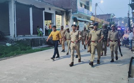 Hardoi : शांति और कानून व्यवस्था बनाए रखने को एसपी ने पुलिस बल के साथ पैदल गश्त की