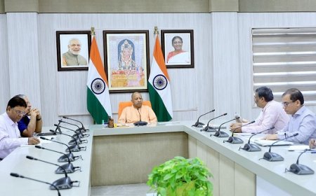 मुख्यमंत्री योगी के निर्देश: फुटवियर उद्योग के लिए फ्लैटेड फैक्ट्री कॉम्प्लेक्स का विकास, ‘लीज रेंट मॉडल’ से घटेगी निवेशकों की लागत।