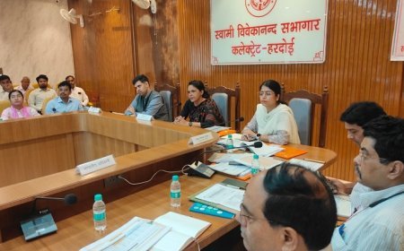 मंडलायुक्त डॉ. रोशन जैकब ने की विभिन्न विभागों की समीक्षा, ठोस कचरा प्रबंधन और बिजली आपूर्ति में सुधार के दिए निर्देश। 