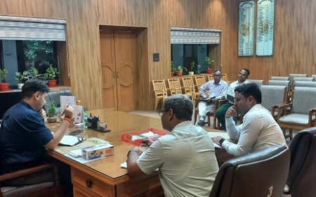 जिलाधिकारी अनुनय झा की बिजली विभाग के साथ समीक्षा बैठक, निर्बाध बिजली आपूर्ति और शिकायत निवारण पर सख्त निर्देश। 