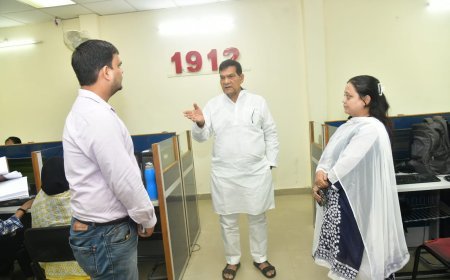 Lucknow : बारिश में बिना छाता, बिना एस्कॉर्ट निकले ऊर्जा मंत्री ए.के. शर्मा, 1912 शिकायत निवारण केंद्र और 33/11 केवी उपकेंद्र का औचक निरीक्षण