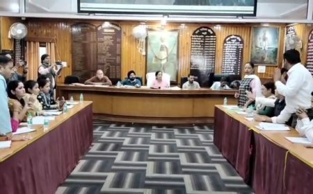 Mussoorie : मसूरी पालिका की बैठक में विकास की मुहर, लेकिन सभासद जसबीर कौर और गीता कुमाई के हंगामे और आरोप ने बदला माहौल