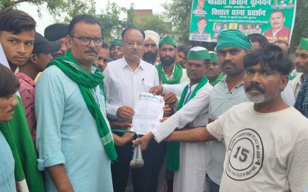 Sitapur : भारतीय किसान यूनियन श्रमिक जनशक्ति द्वारा युवा मोर्चा प्रदेश अध्यक्ष मुमताज गाजी व युवा जिला अध्यक्ष फुरकान अंसारी के नेतृत्व में किया गया विशाल धरना प्रदर्शन