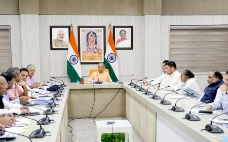 Lucknow : CM ने एक उच्चस्तरीय बैठक में वीडियो कॉन्फ्रेंसिंग के माध्यम से बाढ़ की स्थिति, आगामी पर्व एवं त्योहारों के दृष्टिगत कार्यों की समीक्षा की