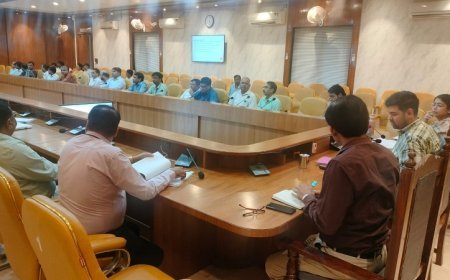 जिलाधिकारी की अध्यक्षता में प्रोजेक्ट अलंकार की बैठक: पुराने माध्यमिक विद्यालयों के लिए सेफ्टी ऑडिट और मरम्मत पर जोर। 