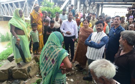 Lucknow : मंत्री नन्दी ने करछना तहसील के बाढ़ प्रभावित कटका गांव का किया निरीक्षण