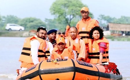 Lucknow : योगी सरकार ने बाढ़ की आफत से 1,72, 255 लोगों को दिलायी राहत, हर चुनौती से निपटने को एनडीआरएफ, एसडीआरएफ और पीएसी तैनात