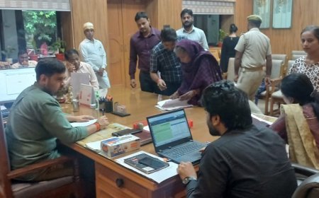 जिलाधिकारी अनुनय झा ने जन सुनवाई में सुनीं 59 शिकायतें, त्वरित निस्तारण के दिए निर्देश। 