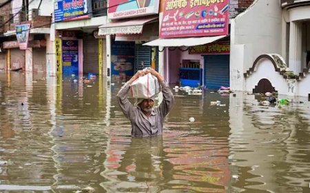 Lucknow : बाढ़ पीड़ितों की मसीहा बनी योगी सरकार, अब तक 2 लाख से अधिक लोगाें को दी राहत