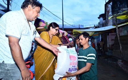 Lucknow : पूर्व महापौर ने बाढ़ पीड़ितों को वितरित की राहत सामग्री, बलुआघाट, गऊघाट और मीरापुर स्थित राहत शिविर में जाकर बाढ़ पीड़ितों से की मुलाकात