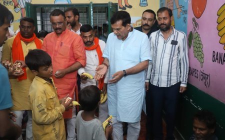 Lucknow : बाढ़ राहत तैयारियों को लेकर मंत्री ए.के. शर्मा की वाराणसी के सर्किट हाउस में समीक्षा बैठक संपन्न, पीड़ित परिवारों से मुलाकात कर कुशल क्षेम जाना