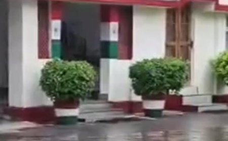 Sitapur : रूक रूक कर हो रही बारिश से सरकारी दफ्तर के परिसर जलमग्न