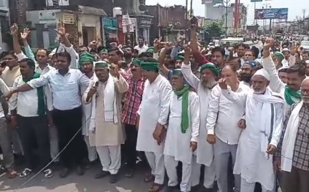 किसानों को खाद न मिलने पर पैदल मार्च, बुलडोजर पर सवार होकर पहुंचे तहसील।