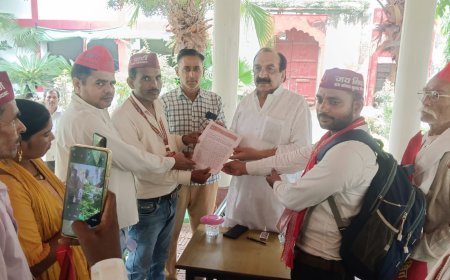 Sambhal : विधायक को सौंपा ज्ञापन, ओबीसी से नाम हटाकर अनुसूचित जाति में शामिल करने की मांग