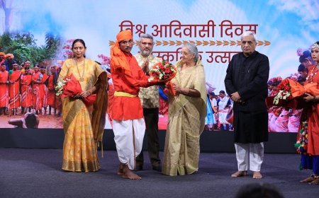 विश्व आदिवासी दिवस के समापन बाद विद्यार्थियों व कलाकारों ने संस्कृति मंत्री से मुलाकात की।