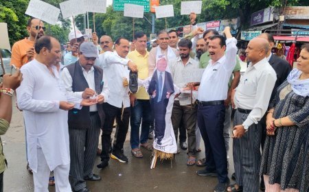 स्वदेशी जागरण मंच व समविचार संगठनों ने विदेशी सामान के खिलाफ ट्रंप का पुतला फूंका।