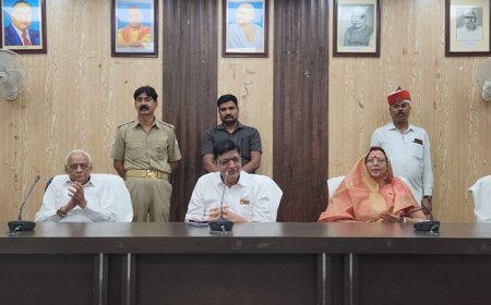 हरदोई में नरेश अग्रवाल की उपस्थिति में अधिवक्ता बैठक: स्वदेशी उत्पादों को बढ़ावा देने का आह्वान। 