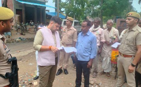 जिलाधिकारी ने किया उर्वरक वितरण केंद्र बावन का औचक निरीक्षण।