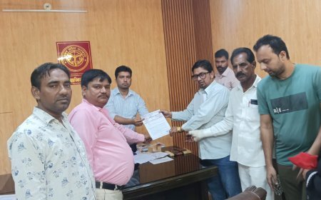 Sambhal : सम्भल में आजाद अधिकार सेना का चुनाव आयोग के खिलाफ प्रदर्शन, राष्ट्रपति को संबोधित ज्ञापन सौंपा