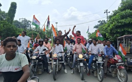 स्वतंत्रता दिवस के उपलक्ष्य पर उमड़ा जनसैलाब, तिरंगा यात्रा ने बांधा समा, सड़कों पर दिखी आज़ादी की अनूठी झलक