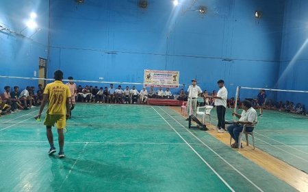 स्पोर्ट्स स्टेडियम में जनपदीय विद्यालयीय बैडमिंटन प्रतियोगिता का शुभारंभ।