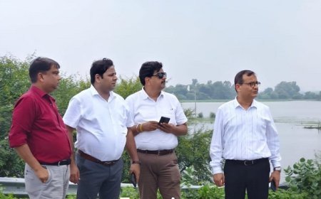 मुख्य चिकित्सा अधिकारी ने बाढ़ प्रभावित क्षेत्रों का किया निरीक्षण: इटौंजा में 24 घंटे चिकित्सा सुविधा और जागरूकता के निर्देश।