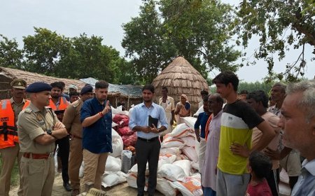 जिलाधिकारी व पुलिस अधीक्षक ने बाढ़ प्रभावित सवायजपुर क्षेत्र का किया दौरा, राहत कार्यों का लिया जायजा।