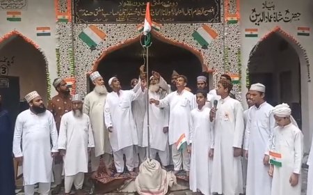 मदरसे में आजादी का जश्न, किताबों की जगह देशभक्ति की कसमें।