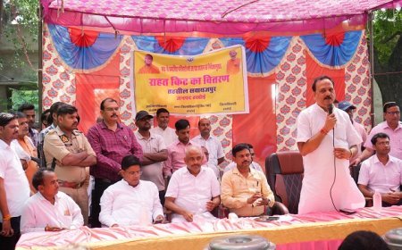 बाढ़ प्रभावित क्षेत्रों में विधायक द्वारा राहत सामग्री वितरण, हर संभव सहायता का आश्वासन।