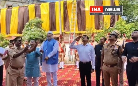 Ballia : परिवहन मंत्री व जिलाधिकारी ने स्वतंत्रता दिवस पर ध्वजारोहण कर किया वीर सपूतों को नमन