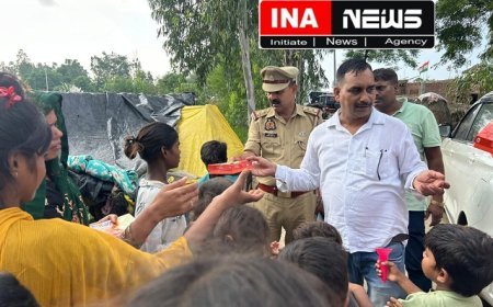 बिलग्राम में बाढ़ प्रभावित गांवों में अधिवक्ता कौशलेंद्र सिंह गुड्डा एड. और सहयोगियों ने बाढ़ पीड़ितों को बांटी राहत सामग्री। 