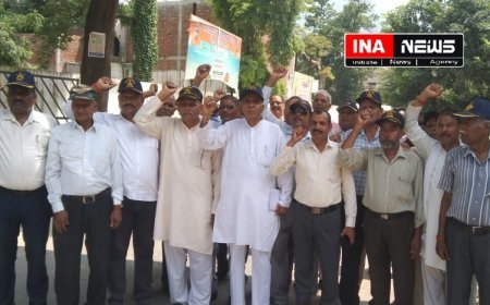 पूर्व सैनिक वेलफेयर फाउंडेशन ने सैनिकों पर हमले के विरोध में डीएम के‌ माध्यम से रक्षा मंत्री को सौंपा ज्ञापन।