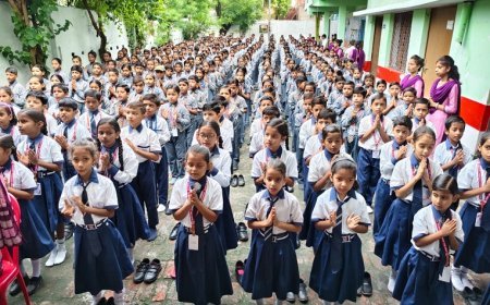 हरदोई का अनोखा स्कूल: 'राधे-राधे', 'जय सियाराम' और हनुमान चालीसा के साथ बच्चों में संस्कारों का संचार।