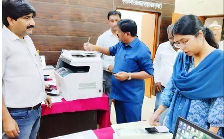 Hardoi : CDO का सख्त एक्शन- निरीक्षण में लापरवाही पर कर्मचारियों का वेतन रोका, चार पंचायत सहायकों को सेवा समाप्ति का नोटिस