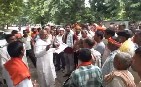 Ballia : गंगा की नीलामी रुकवाने के लिए डीएम कार्यालय पहुंचे भाजपा जिलाध्यक्ष संग उपाध्यक्ष सुरेंद्र सिंह