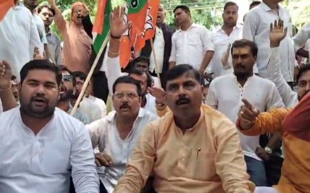 बलिया में जूता कांड: मुन्ना बहादुर सिंह के समर्थन में सर्वदलीय प्रदर्शन, फर्जी मुकदमा वापस लेने की मांग।