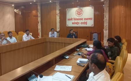 सीएम डैशबोर्ड (राजस्व) प्रगति समीक्षा बैठक: जिलाधिकारी अनुनय झा ने दिए समयबद्ध निस्तारण के निर्देश। 