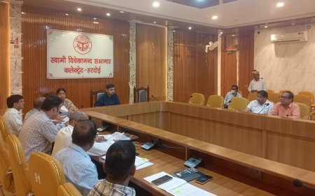 डीएम अनुनय झा की अध्यक्षता में सीएम डैशबोर्ड (विकास) की प्रगति समीक्षा बैठक। 