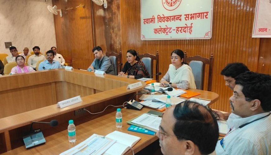 मंडलायुक्त डॉ. रोशन जैकब ने की विभिन्न विभागों की समीक्षा, ठोस कचरा प्रबंधन और बिजली आपूर्ति में सुधार के दिए निर्देश। 