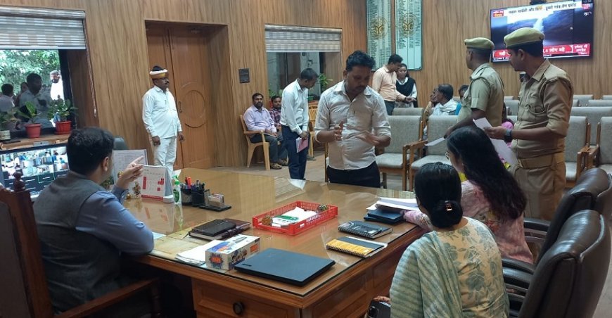 जिलाधिकारी अनुनय झा ने जन सुनवाई में 96 शिकायतों का लिया संज्ञान, त्वरित समाधान के लिए अधिकारियों को निर्देश। 