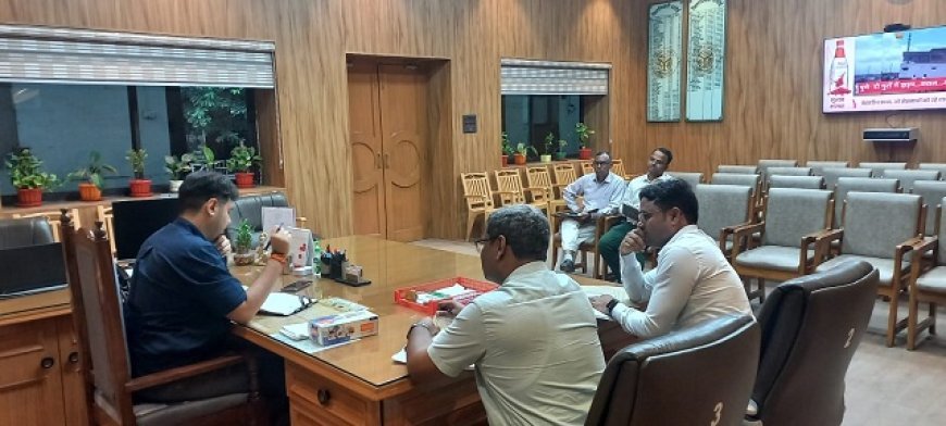 जिलाधिकारी अनुनय झा की बिजली विभाग के साथ समीक्षा बैठक, निर्बाध बिजली आपूर्ति और शिकायत निवारण पर सख्त निर्देश। 