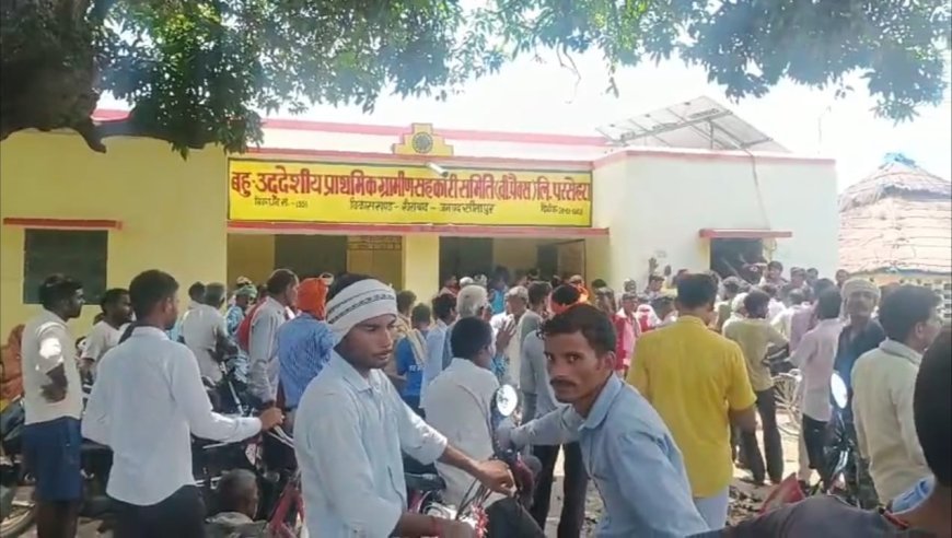 Sitapur : दारानगर मधवापुर सहकारी समिति पर 15 दिन से खाद न मिलने पर किसानों की उमड़ी भीड़