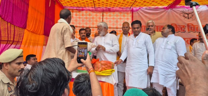 Lucknow : बाढ़ पीड़ितों की मसीहा बनी योगी सरकार, अब तक 47 हजार से अधिक लोगाें को दी राहत, बाढ़ प्रभावित इलाकों में तैनात की गयी एनडीआरएफ, एसडीआरएफ और पीएसी