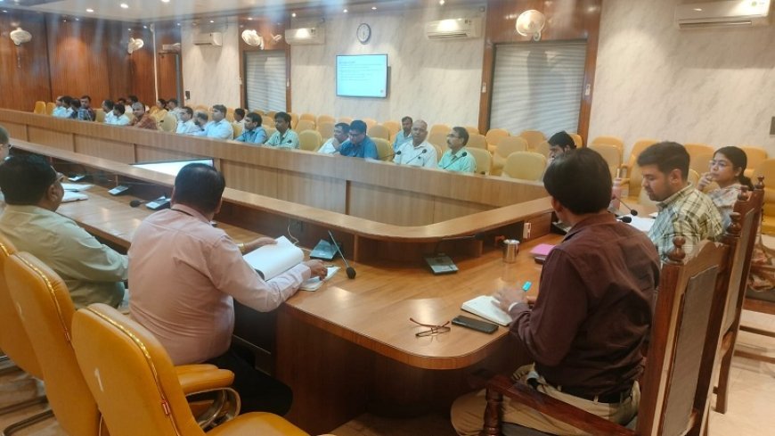 जिलाधिकारी की अध्यक्षता में प्रोजेक्ट अलंकार की बैठक: पुराने माध्यमिक विद्यालयों के लिए सेफ्टी ऑडिट और मरम्मत पर जोर। 