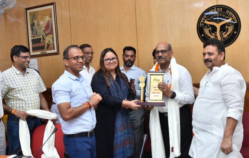 Lucknow : स्टांप तथा पंजीयन मंत्री ने सेवानिवृत अधिकारियों को किया सम्मानित