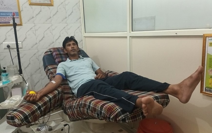 हिंदू-मुस्लिम एकता की मिसाल: रात्रि एक बजे मुस्लिम युवक ने हिंदू महिला के लिए किया रक्तदान।