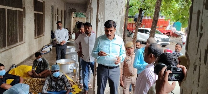 डीएम ने राजकीय इंटर कॉलेज में बनाए गए बाढ़ राहत केंद्र का किया निरीक्षण।